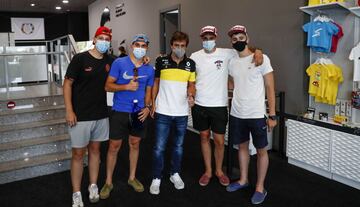 El piloto Fernando Alonso posa con un grupo de aficionados en el museo que tiene en el municipio asturiano de Llanera. 