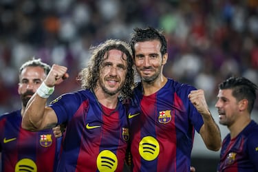 Marc Valiente y Carles Puyol.