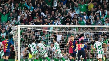 SEVILLA, 07/12/2024.- El delantero argentino del Betis Giovani Lo Celso (c) celebra tras marcar el 1-1 de penalti durante el partido de la jornada décimo sexta de LaLiga EA Sports que disputan este sábado Real Betis Balompié y FC Barcelona en el Estadio Benito Villamarín de Sevilla. EFE/Raúl Caro