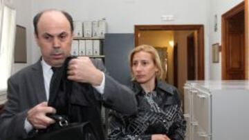 Marta Domínguez, junto a su abogado José Rodríguez, en el Juzgado número 7 de Palencia.