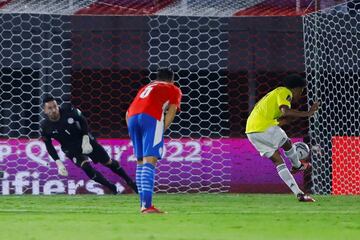 Por la fecha 10 de las Eliminatorias Sudamericanas, el equipo de Reinaldo Rueda se llevó un punto del estadio Defensores del Chaco. Sanabria marcó para el local mientras que Cuadrado empató el partido.