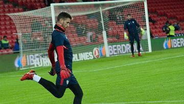 Unai Simón calentando junto a Herrerín.