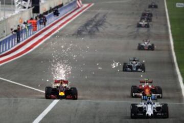 Daniel Ricciardo salta chispas en el circuito de Bahrein.