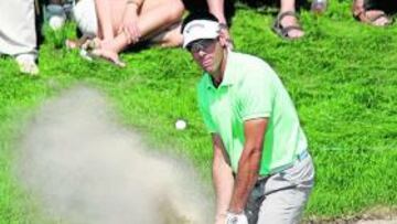 <b>GRAN JORNADA. </b>Álvaro Quirós, saliendo de un bunker.