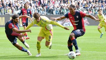 Turin (Italy), 06/10/2024.- Juventus' Dusan Vlahovic and Cagliari's Yerri Mina in action during the Italian Serie A soccer match between Juventus FC and Cagliari Calcio, in Turin, Italy, 06 October 2024. (Italia) EFE/EPA/ALESSANDRO DI MARCO
