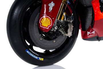 Ducati ha presentado en Madonna di Campiglio a sus equipos de MotoGP y Superbike para la temporada 2023. Los detalles de la Desmosedici son un propulsor 4 tiempos V4 a 90?, refrigeraci¨®n por l¨ªquido, distribuci¨®n desmodr¨®mica con doble ¨¢rbol de levas en cabeza y 4 v¨¢lvulas por cilindro.