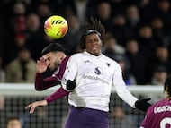 Soccer Football - Premier League - Burnley v Manchester United - Turf Moor, Burnley, Britain - January 7, 2026 Burnley's Armando Broja in action with Manchester United's Patrick Dorgu REUTERS/Russell Cheyne EDITORIAL USE ONLY. NO USE WITH UNAUTHORIZED AUDIO, VIDEO, DATA, FIXTURE LISTS, CLUB/LEAGUE LOGOS OR 'LIVE' SERVICES. ONLINE IN-MATCH USE LIMITED TO 120 IMAGES, NO VIDEO EMULATION. NO USE IN BETTING, GAMES OR SINGLE CLUB/LEAGUE/PLAYER PUBLICATIONS. PLEASE CONTACT YOUR ACCOUNT REPRESENTATIVE FOR FURTHER DETAILS..