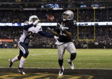 Los Raiders no aprovecharon su primera opci¨®n para remontar, que acab¨® en un nuevo punt, pero s¨ª la que les ofreci¨® Benson Mayowa despu¨¦s de recuperar un fumble forzado por Malcolm Smith, y que les dejaba a escasas 3 yardas de la end zone rival. En el primer down, Michael Crabtree cogi¨® el pase corto de Derek Carr para adelantar a su equipo por primera vez en el partido.