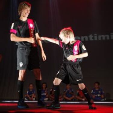 La afición se engancha con las nuevas camisetas del Almería