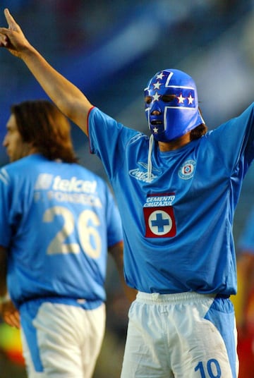 El mismo luchador, al saber de su admiración, le regaló una de sus máscaras. Tanto era su gusto por el Místico que el futbolista es recordado con dicho apodo.