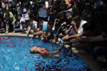 La modelo Nicole Moreno, más conocida como Luli Love, realiza el tradicional piscinazo como reina del Festival de la Canción de Viña del Mar en la piscina del hotel O'Higgins.