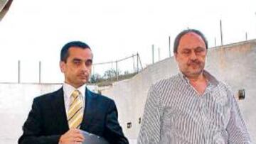 <b>PRESIDENTE. </b>Joaquín García abandona la sede del club acompañado de Matías Rabassa.