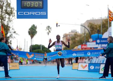 1h03:08 fue el tiempo en el Medio Maratón Valencia Trinidad Alfonso deportista keniana.