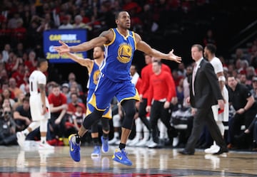 ANDRE IGUODALA. MVP de las Finales de 2015, el alero es una pieza básica en el quinteto pequeño de los Warriors. El conocido ‘Death Lineup’ es imposible sin un jugador de sus características: es rápido y fuerte en la defensa además de un buen anotador desde la corta y la larga distancia. Su capacidad para limitar a LeBron James valió un anillo y, por lo visto en el Game 1, puede serlo para otro.