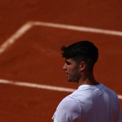 Alcaraz y Tsitsipas se entrenan pista con pista antes de su duelo