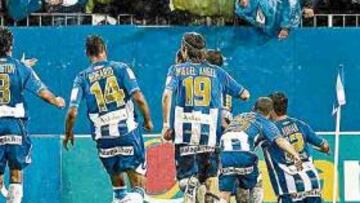 <b>ALEGRÍA. </b>Los jugadores del Málaga celebraron así el gol de Duda al Barça ante la algarabía de sus seguidores.