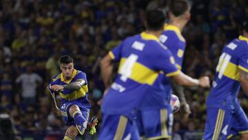 Boca Juniors' midfielder Martin Payero (L) shots a free kick to score a goal against Instituto during the Argentine Professional Football League Tournament 2023 match at La Bombonera stadium in Buenos Aires, on March 19, 2023. (Photo by ALEJANDRO PAGNI / AFP)