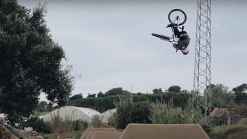 Erik Fedko realizando un Backflip Barspin en La Poma Bikepark (Premi&agrave; de Dalt, Barcelona).