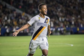 Actualmente, el mexicano se encuentra con Los Ángeles Galaxy, club en el que se ha convertido en titular indiscutible. En 4 años que lleva con los angelinos, suma 27 goles.