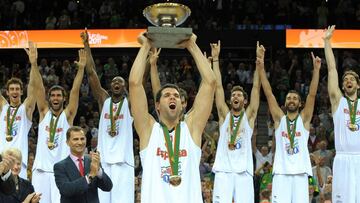 Spain's Felipe Reyes holds up the trophy as he celebrates their victory with tammates under the look of Spanish Prince Felipe de Bourbon of Asturia (3rdL) at the end of the EuroBasket 2011 final between Spain and France in Kaunas on September 18, 2011. Spain won 98-85. AFP PHOTO/ JANEK SKARZYNSKI