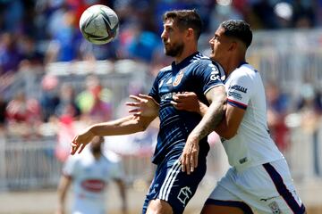 Cristian Toro marcando a Joaquín Larrivey en el histórico triunfo de Deportes Melipilla ante Universidad de Chile en 2021.