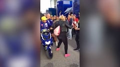Rossi, pillado in fraganti dando otra patada... ¡a una señora!