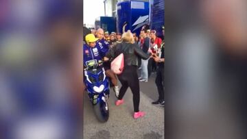 Rossi, pillado in fraganti dando otra patada... ¡a una señora!