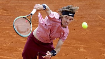 Andrey Rublev ejecuta un saque frente a Bautista.