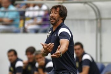 Futbol, Everton vs Universidad Catolica. 
Segunda fecha, campeonato de Clausura 2016/17.
El entrenador de Everton Pablo Sanchez da instrucciones a sus jugadores durante el partido de primera division disputado contra Universidad Catolica en el estadio Sausalito de Via del Mar, Chile.
12/02/2017
Felipe Zanca/Photosport
*************

Football, Everton vs Universidad Catolica.   Second date, Closure Championship 2016/17.
Everton's manager Pablo Sanchez instructs his players during the first division football match held at the Sausalito stadium in Via del Mar, Chile.
12/02/2017.
Felipe Zanca/Photosport