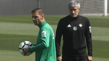Quique Setién y Joaquín Sánchez, entrenador y jugador del Betis, durante un entrenamiento.