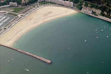 La Playa de Hondarribia, situada en la hermosa bahía de Txingudi, es uno de los rincones más tranquilos y familiares de la costa guipuzcoana. Con sus 700 metros de arena fina y aguas serenas, es perfecta para nadar, pasear o simplemente relajarse frente al mar. Su entorno urbano ofrece fácil acceso a bares, restaurantes y servicios como duchas, alquiler de pedales y zonas infantiles.

Durante el verano, se instala una divertida estructura flotante con toboganes y trampolines, ideal para los más pequeños. Además, es un lugar excelente para practicar deportes acuáticos como windsurf, piragüismo y pesca deportiva.