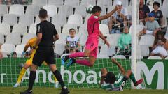 Con este gol de Adri&aacute;n le gan&oacute; el M&aacute;laga al Racing en el estreno liguero, aunque puede perder el partido en los despachos.