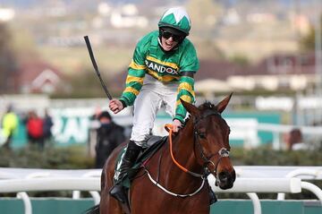 Rachael Blackmore, irlandesa de 31 años, hizo historia en el hipódromo de Aintree (Liverpool, Inglaterra) al convertirse en la primera mujer en ganar el mítico Grand National, la carrera de caballos más famosa del mundo y que se celebra desde 1839. Han pa