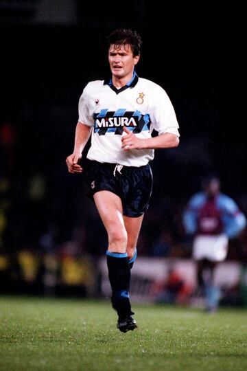 Máximo goleador en la temporada 88/89 con 22goles en 32 partidos