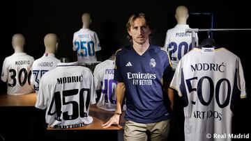 Modric, con sus camisetas conmemorativas del Real Madrid.