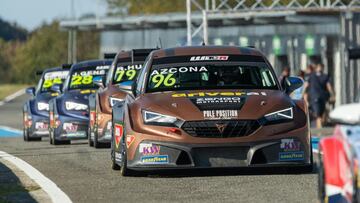 Azcona abandona la calle de boxes con su Cupra para salir a pista en Pau.