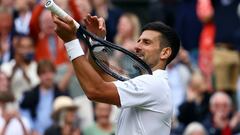 Novak Djokovic celebra su triunfo ante Lorenzo Musetti en Wimbledon.