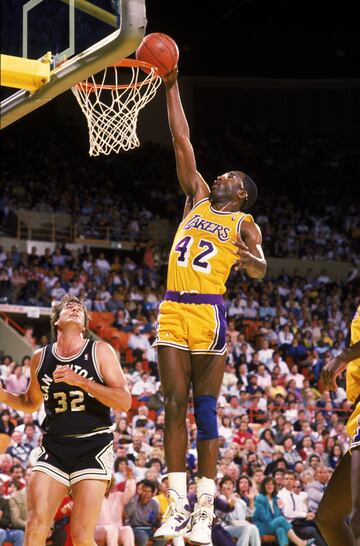 Jugador clave en la época dorada de los Lakers en los 80. Campeón de la NBA en 1985, 1987 y 1988. Siete veces seleccionado para el All Star y MVP de las Finales de 1988. Cuarto jugador con más partidos en la historia de la franquicia (926) y sexto máximo anotador del equipo angelino (16,320). Entró en el Salón de la fama en el año 2003.