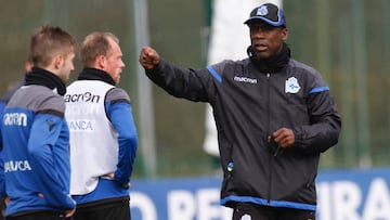 Entrenamiento Deportivo de La Coru&ntilde;a. Seedorf dando instrucciones a Krohn-Dehli y Cartabia durante la sesi&oacute;n.