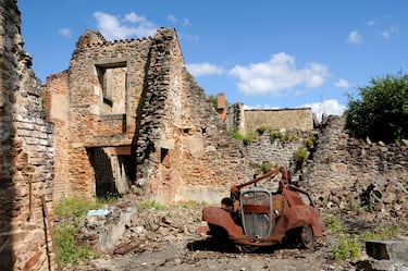 Durante la Segunda Guerra Mundial, Oradour-sur-Glane fue escenario de una de las masacres más atroces cometidas por las tropas nazis en suelo francés. El 10 de junio de 1944, apenas cuatro días después del desembarco de Normandía, una unidad de las Waffen-SS rodeó el pueblo y asesinó a 643 civiles, incluidos mujeres y niños. Los hombres fueron fusilados en graneros, mientras que las mujeres y los niños fueron encerrados en la iglesia, que luego fue incendiada y dinamitada.

El ataque no tuvo justificación militar: Oradour-sur-Glane no era un centro de resistencia ni tenía importancia estratégica. La masacre fue parte de una campaña de terror para intimidar a la población civil y frenar el avance de los partisanos franceses. Tras el crimen, el pueblo fue saqueado y reducido a ruinas.

Después de la guerra, el general Charles de Gaulle ordenó que Oradour-sur-Glane no fuera reconstruido, sino conservado como “pueblo mártir”. Hoy permanece intacto, con sus calles, casas y vehículos calcinados como testimonio silencioso del horror. Es un lugar de memoria nacional y símbolo del sufrimiento civil durante el conflicto.