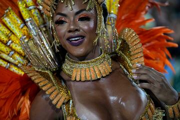 Estos días la ciudad brasileña se viste de gala para disfrutar del Carnaval 2023. Bailes, desfiles, samba... llenan de color la ciudad ciudad costera de Brasil, famosa por sus playas de Copacabana e Ipanema, la estatua del Cristo Redentor sobre el cerro del Corcovado y el morro Pan de Azúcar.