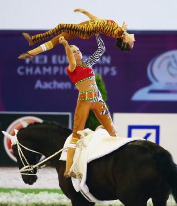 Los austriacos Evelyn Freund y Stefanie Millinger  durante su actuación en el estilo libre del Vaulting Pas de Deux.