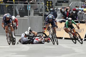 Caleb Ewan y Peter Sagan se van al suelo unos metros antes de la llegada a meta. Ewan, con la clavícula rota, no estará en la salida de mañana.