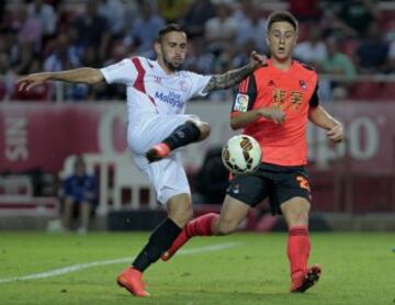 El centrocampista del Sevilla FC Aleix Vidal lucha un balón con Jon Gaztañaga, de la Real Sociedad, durante el partido de la quinta jornada de Liga de Primera División que se disputa esta noche en el estadio Sánchez Pizjuán, en Sevilla.