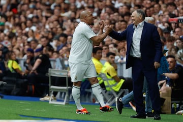 Saludo entre Jos谷 Antonio Camacho y Roberto Carlos durante el partido ben谷fico de leyendas XII Coraz車n Classic Match Real Madrid-Borussia Dortmund.