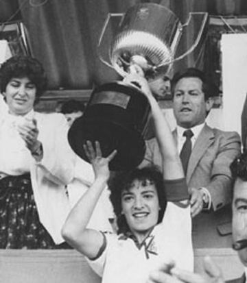 Inma Castañón levanta un trofeo de Copa.