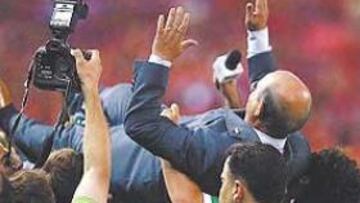 <b>MANTEADO. </b>Serra Ferrer fue manteado al término del partido.