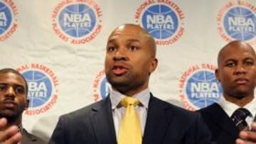 <b>EXPLICAR LO INEXPLICABLE. </b>Chris Paul, Derek Fisher y Mo Evans, llenos de seriedad, intentan explicar lo que empieza a ser inexplicable.