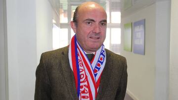 Luis de Guindos, ilustre seguidor del Atlético de Madrid.