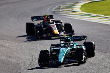 Fernando Alonso (Aston Martin AMR23) y Sergio Pérez (Red Bull RB19). Interlagos, Brasil. F1 2023.